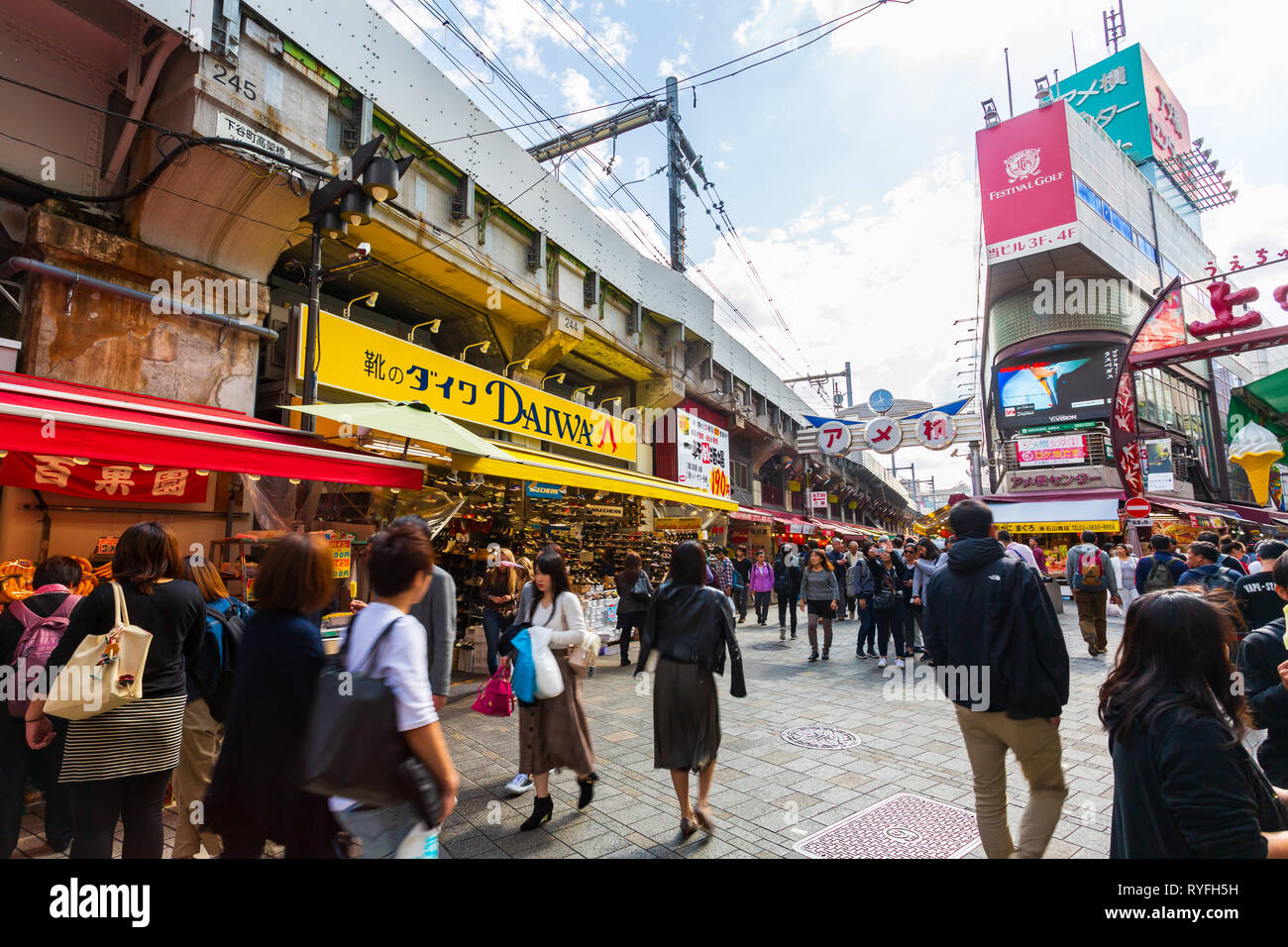 Tokyo, Japan - 20. Oktober 2018: Touristen einkaufen bei Ameyoko Markt in Tokio Japan. Es ist ein neuer Markt in der taito Ward von Tokio, Japan, ne Stockfoto