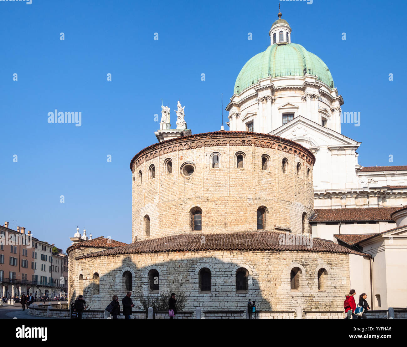 BRESCIA, Italien - 21. FEBRUAR 2019: Touristen in der Nähe von Duomo Vecchio (Rotonda, Alte Kathedrale) Auf der Piazza Paolo VI (Piazza del Duomo) mit Duomo Nuovo Stockfoto