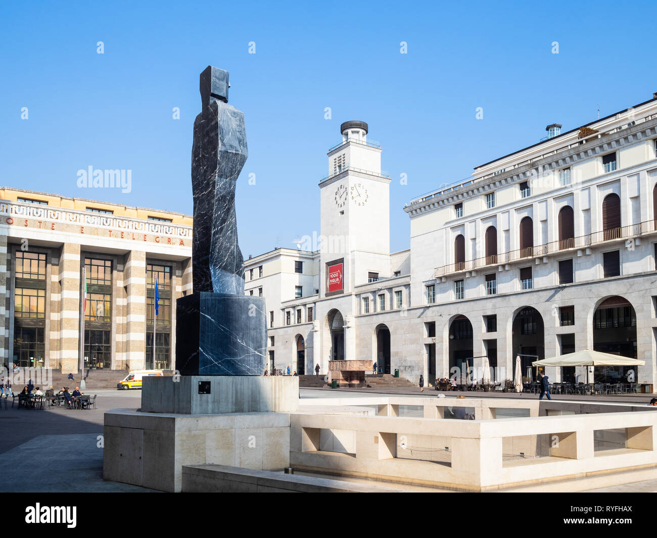 BRESCIA, Italien - 21. FEBRUAR 2019: die Menschen in der Nähe der Statue di Paladino und Blick auf den Uhrturm Torre della Rivoluzione und Palast von Post- und Telegraphenwesen auf Stockfoto