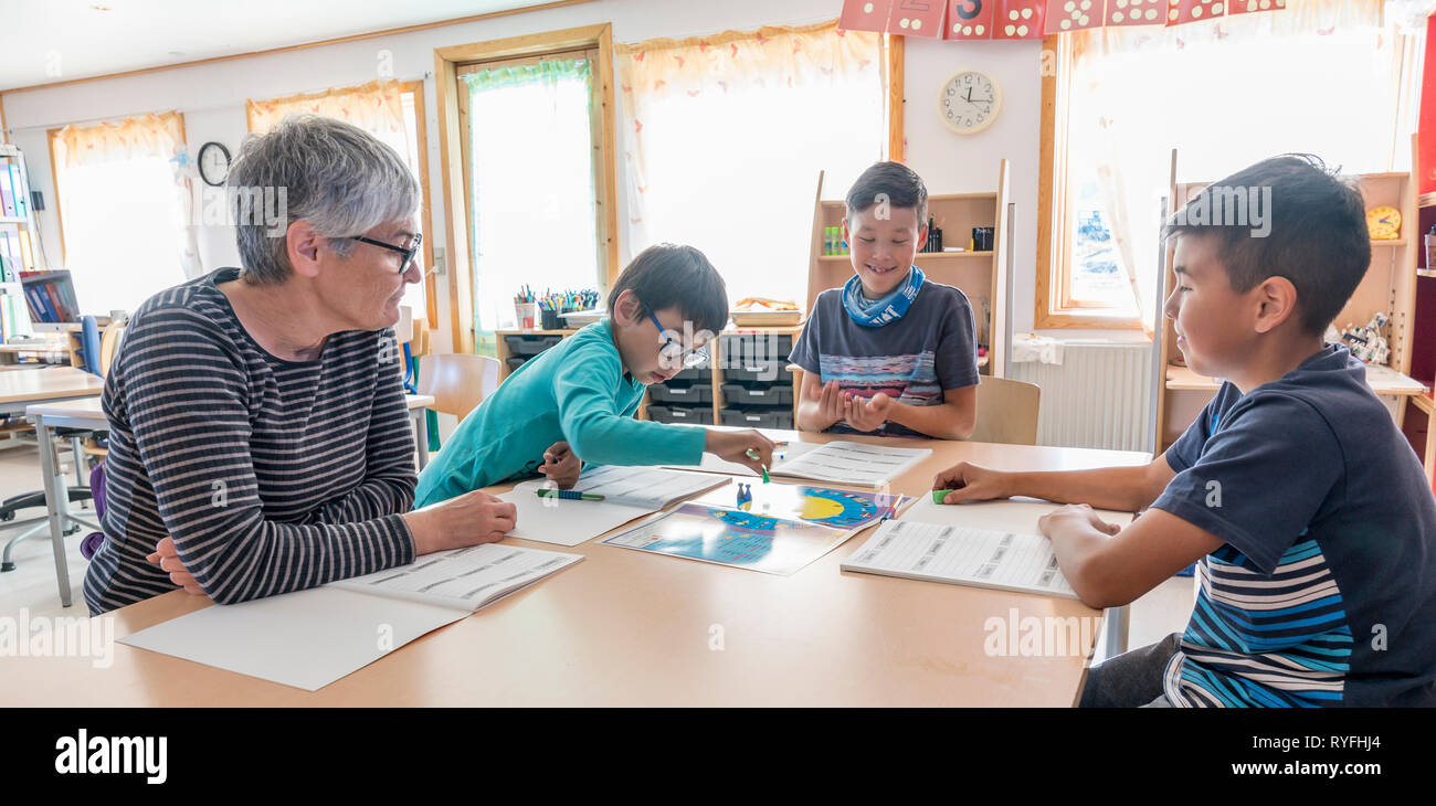 Grundschüler mit einem Lehrer, Qassiarsuk oder Brattahlid, Südgrönland Stockfoto