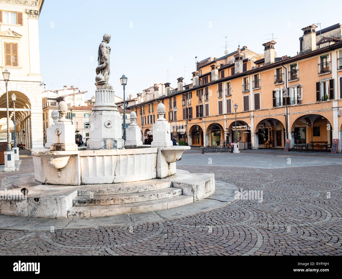 BRESCIA, Italien - 21. FEBRUAR 2019: die Menschen in der Nähe von Brunnen Fontana dell'abbondanza auf Platz Piazza del Mercato (Marktplatz) in Brescia, Stadt, Lombard Stockfoto