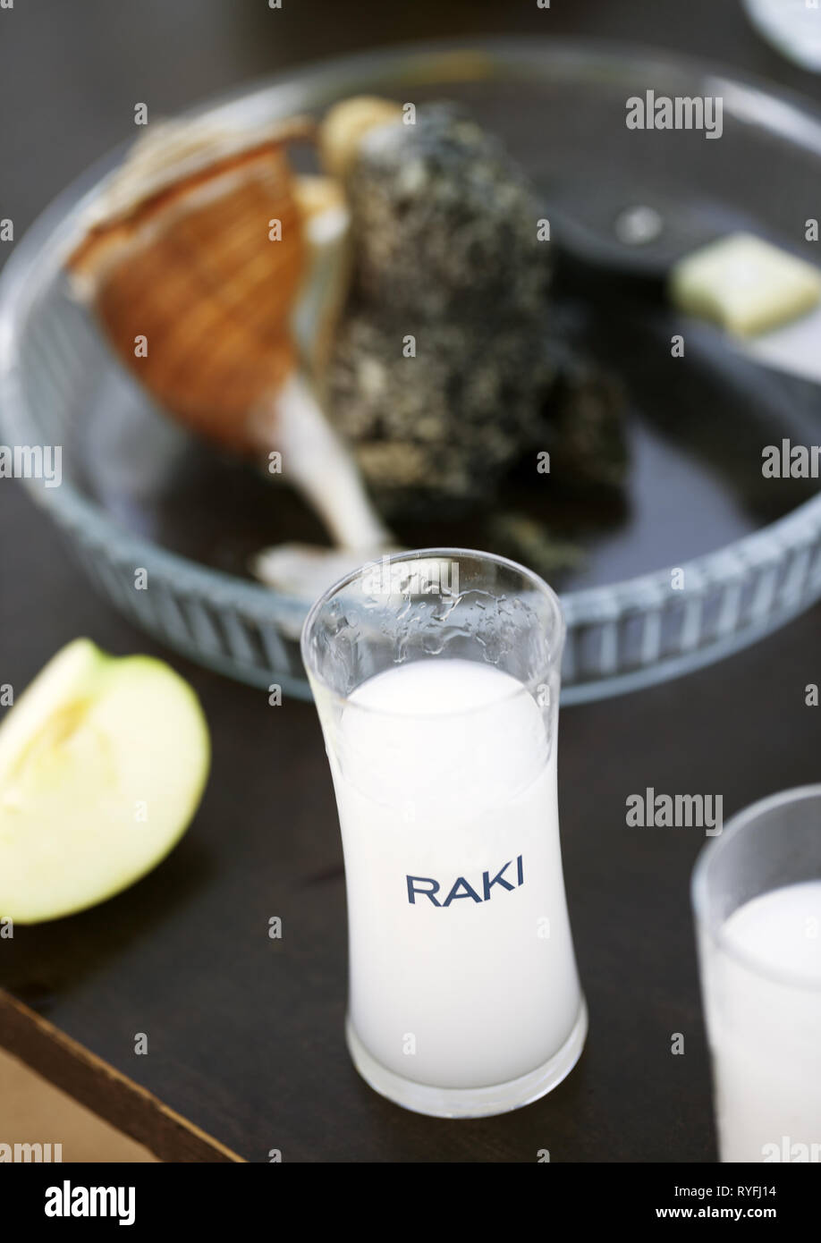 Glas türkischen Raki, Wodka Apfel in Scheiben schneiden und Meeresfrüchte auf Glasplatten im Hintergrund Stockfoto