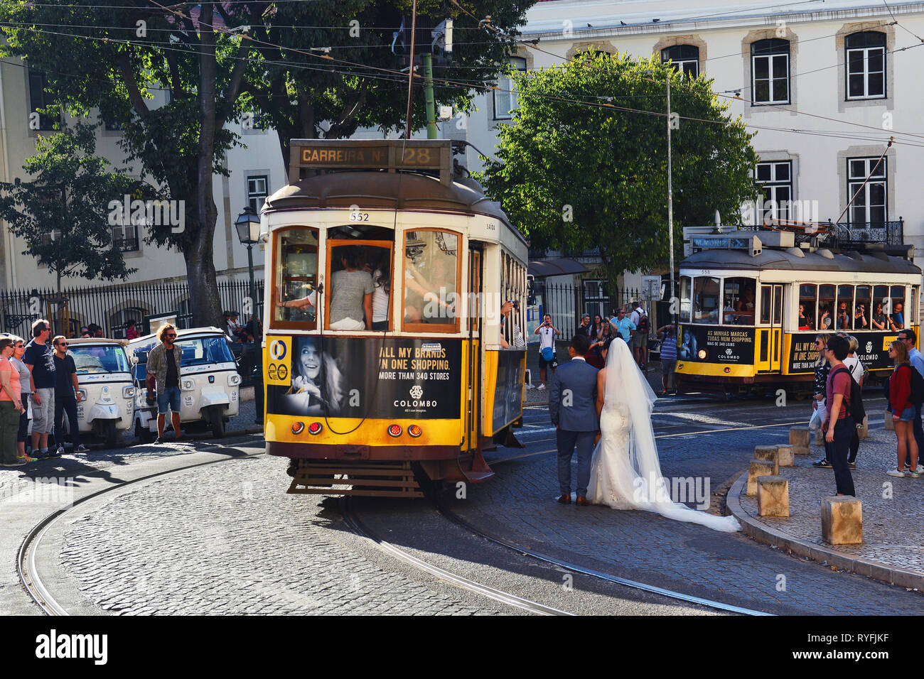 Lissabon, Portugal - 30. Oktober 2017. Street View mit berühmten alten touristische Straßenbahn 28 in Lissabon, Portugal Stockfoto