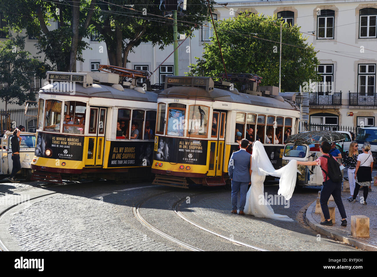 Lissabon, Portugal - 30. Oktober 2017. Street View mit berühmten alten touristische Straßenbahn 28 in Lissabon, Portugal Stockfoto