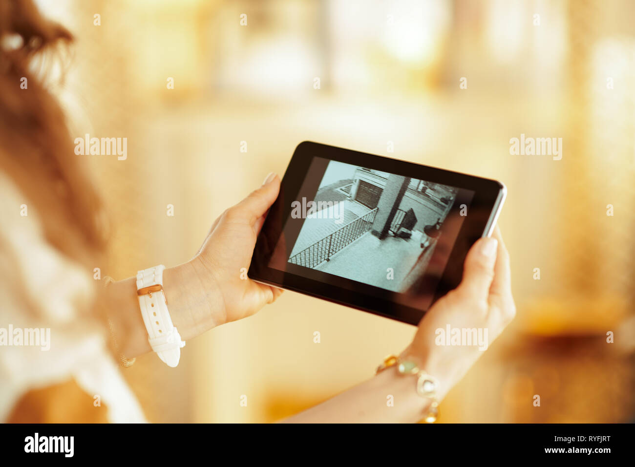 Nahaufnahme auf Tablet-PC mit Video von der Kamera in den Händen der  modernen Hausfrau zu Hause Stockfotografie - Alamy