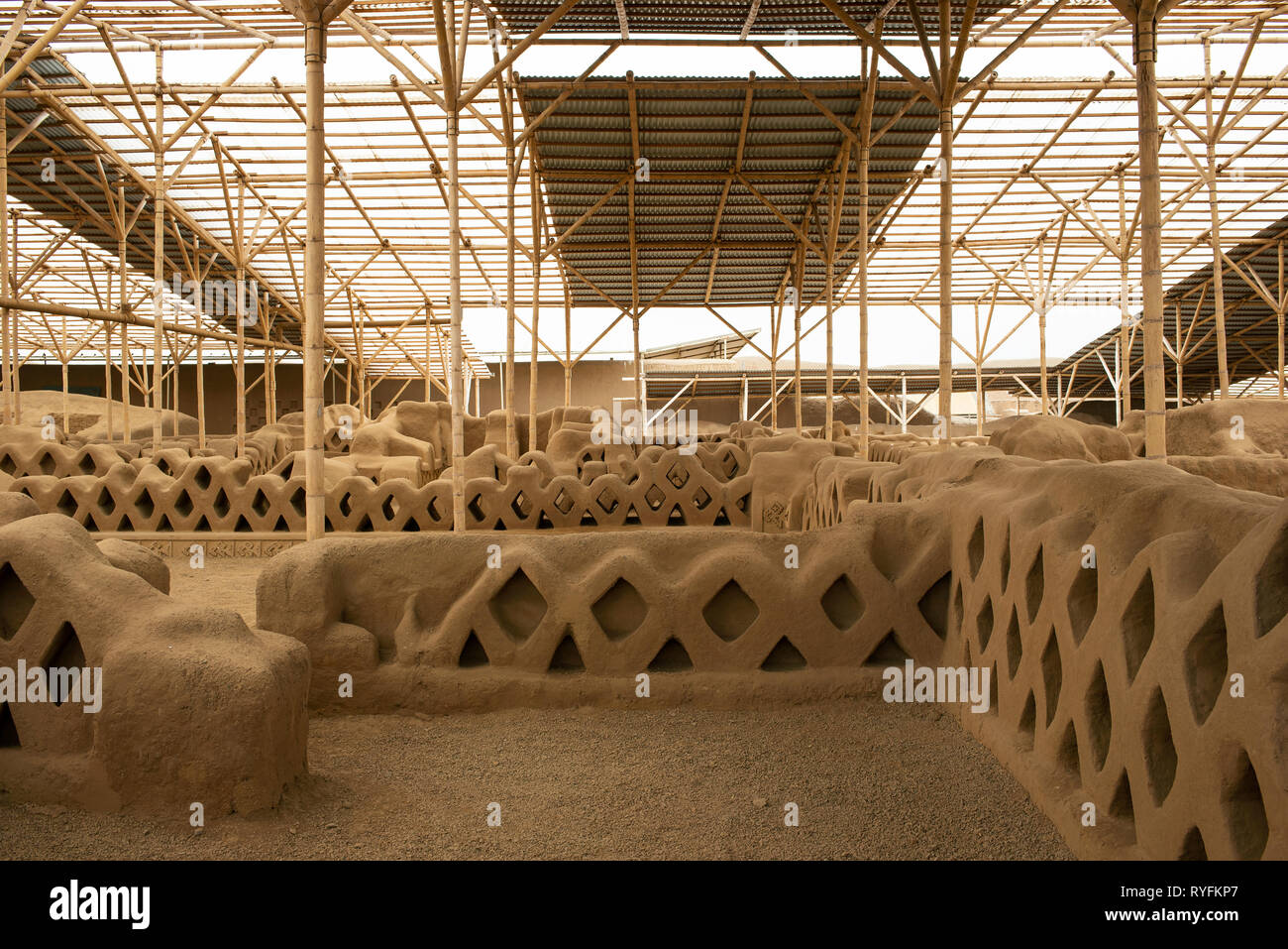 Adobe Mauern der Stadt Chan Chan, der Hauptstadt des Chimú Königreich. Chan Chan archäologische Stätte, UNESCO-Welterbe. Trujillo, Peru. Jun 2018 Stockfoto