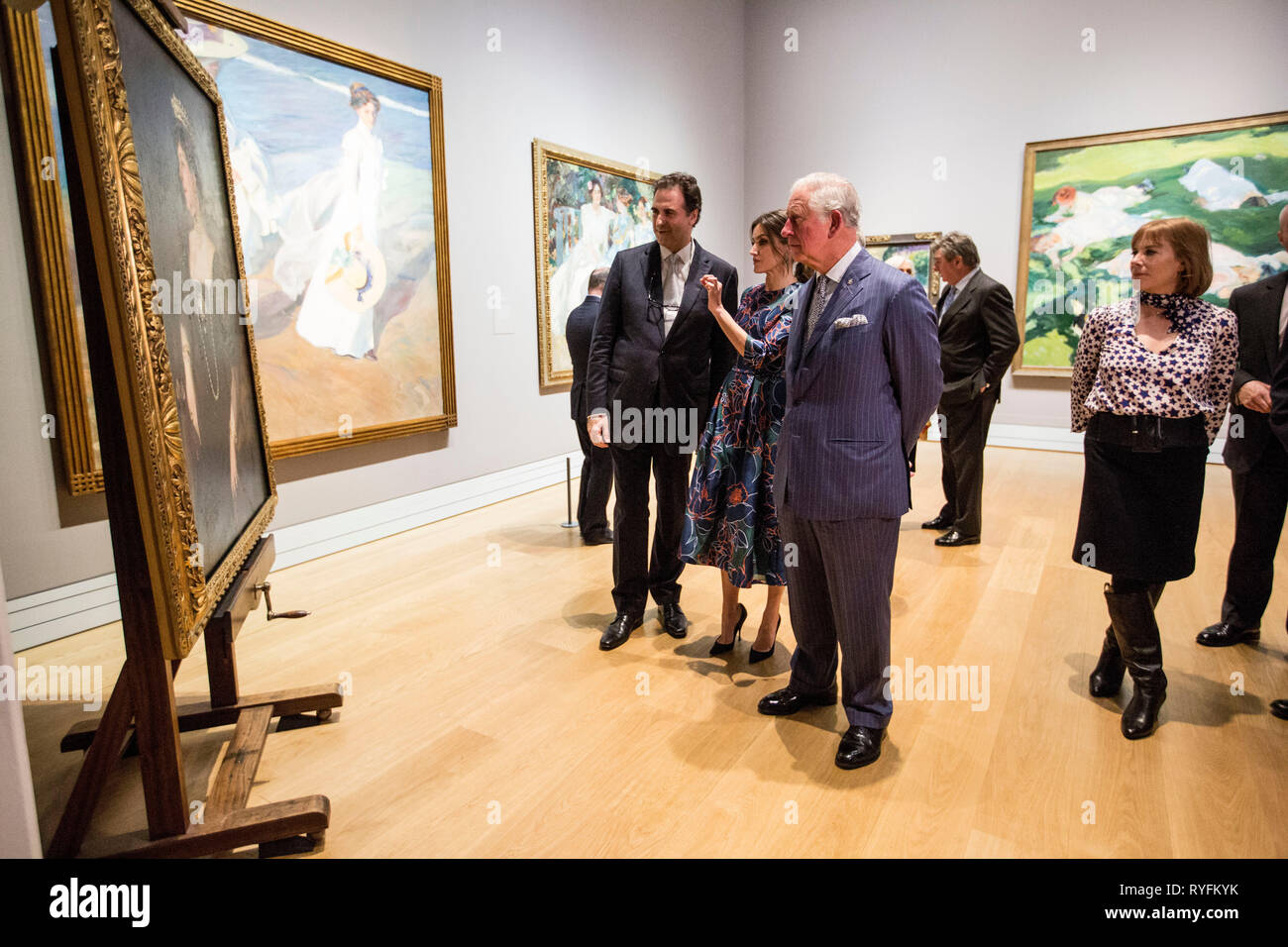 Der Prinz von Wales mit Queen Letizia von Spanien nehmen an der Eröffnung der Sorolla: Spanischer Meister des Lichts in der National Gallery in London. Stockfoto