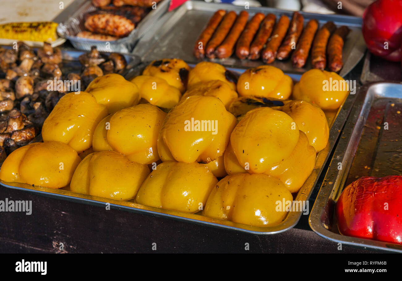 Straße fast food mit gegrillten Paprika, Pilzen und Wurst closeup Abschaltdruck Stockfoto