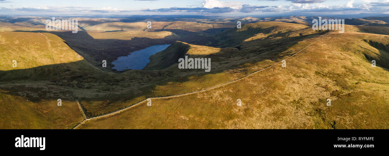 Antenne Panorama über Loch Skeen und Moffat Dale in Richtung Cumbria in England. Stockfoto