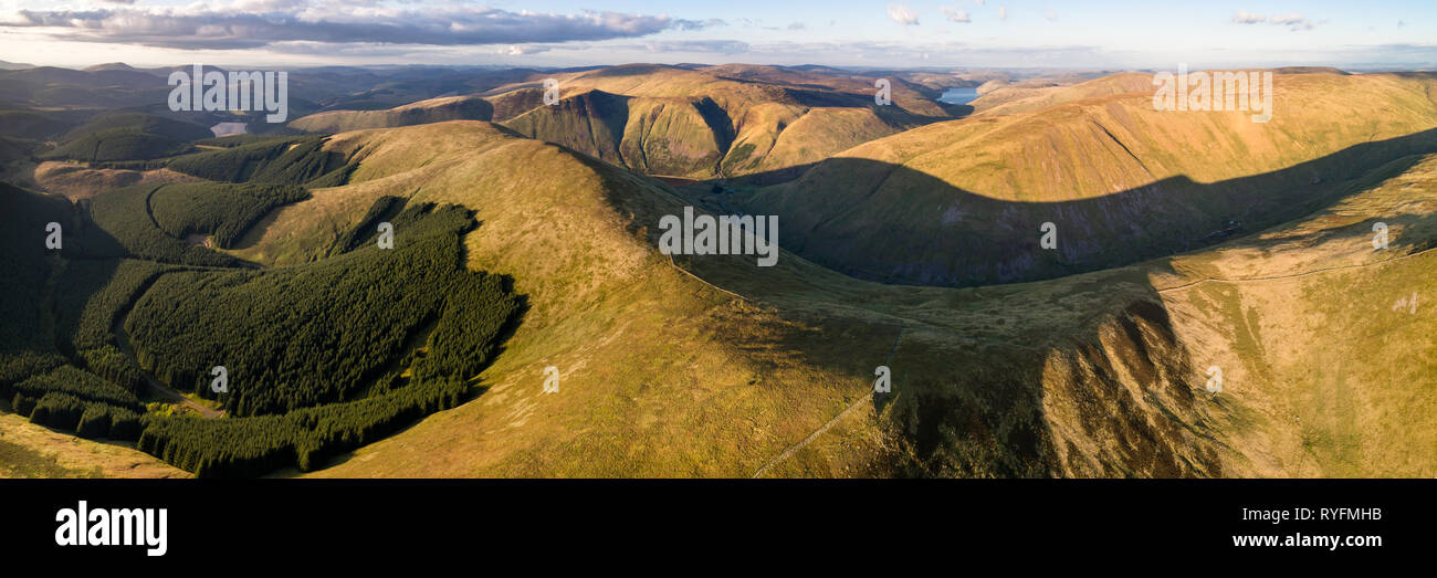 Antenne Panorama zeigt die Hügel rund um Talla Reservoir in den Scottish Borders Blick nach Norden im Abendlicht auf dem Weg zur fernen Pentland Hills. Stockfoto