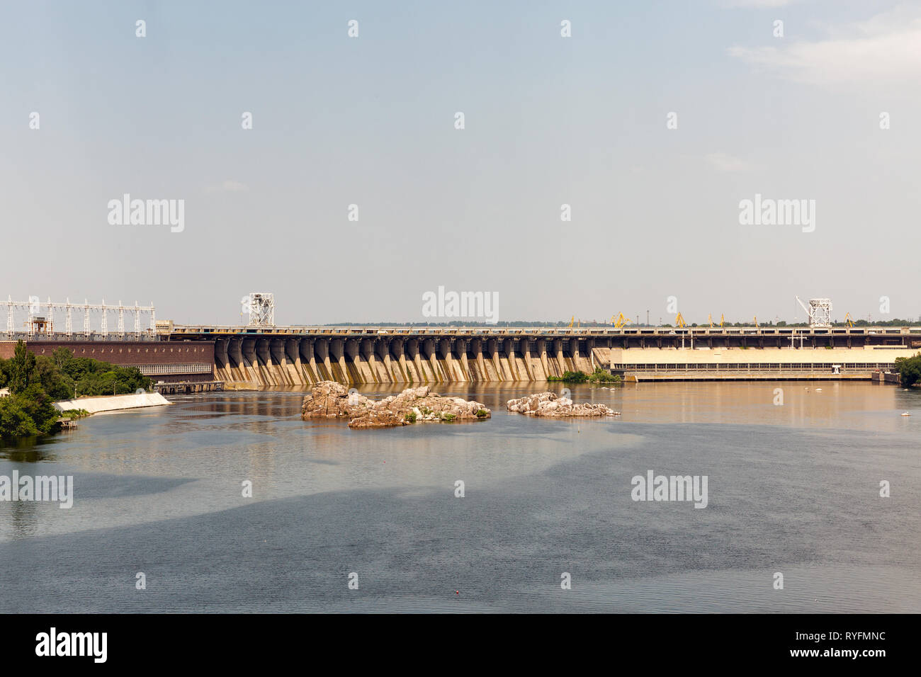 Blick von der Insel Khortytsia an den Dnjepr und Dnipro Wasserkraftwerk Staumauer in Saporischschja, Ukraine. Stockfoto