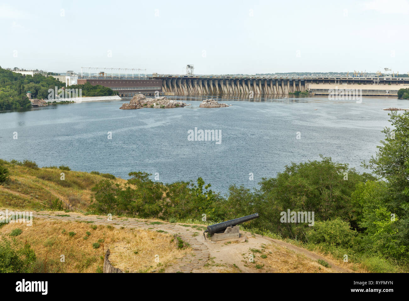 Blick von der Insel Khortytsia mit Zaporozhskaya sich auf dem Fluss Dnepr und Dnipro Wasserkraftwerk Staumauer in Saporischschja, Ukraine Stockfoto