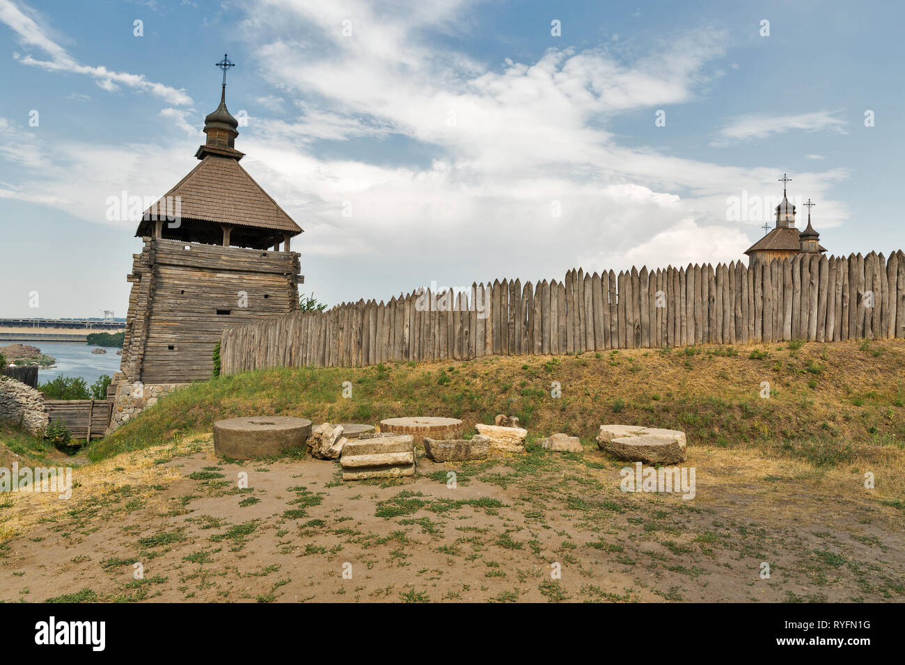 Mittelalterliche hölzerne Kirche, Tempel der Kosaken. Gebäude auf Zaporozhskaya befinden sich auf der Insel Khortytsia in der Ukraine. Stockfoto