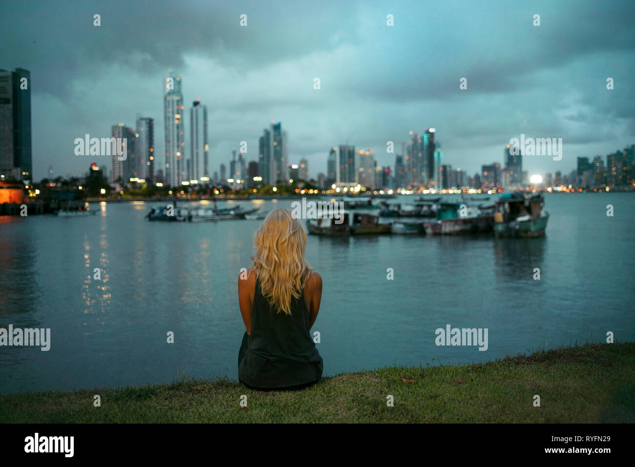 Frau von hinten betrachten. Skyline von Punta Paitilla in der Nacht. Die Bucht von Panama, Panama City, Panama. RF, Travel Concept. Okt 2018 Stockfoto