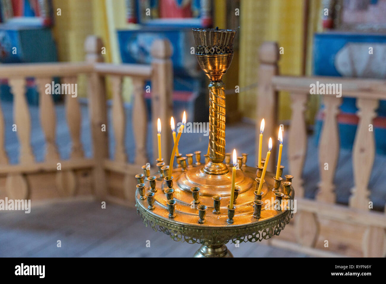 Mittelalterliche hölzerne Kirche Innenraum, der Tempel der Kosaken. Gebäude auf Zaporozhskaya befinden sich auf der Insel Khortytsia in der Ukraine. Stockfoto