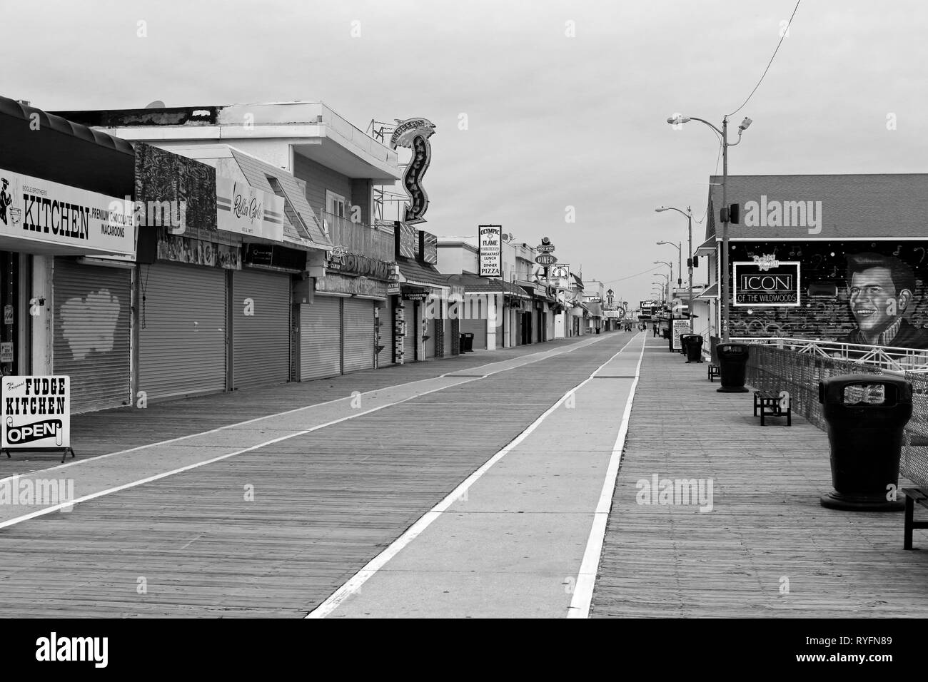 Boardwalk Nebensaison in Schwarz und Weiß. Durch das Meer, New Jersey, USA Wildwood Stockfoto