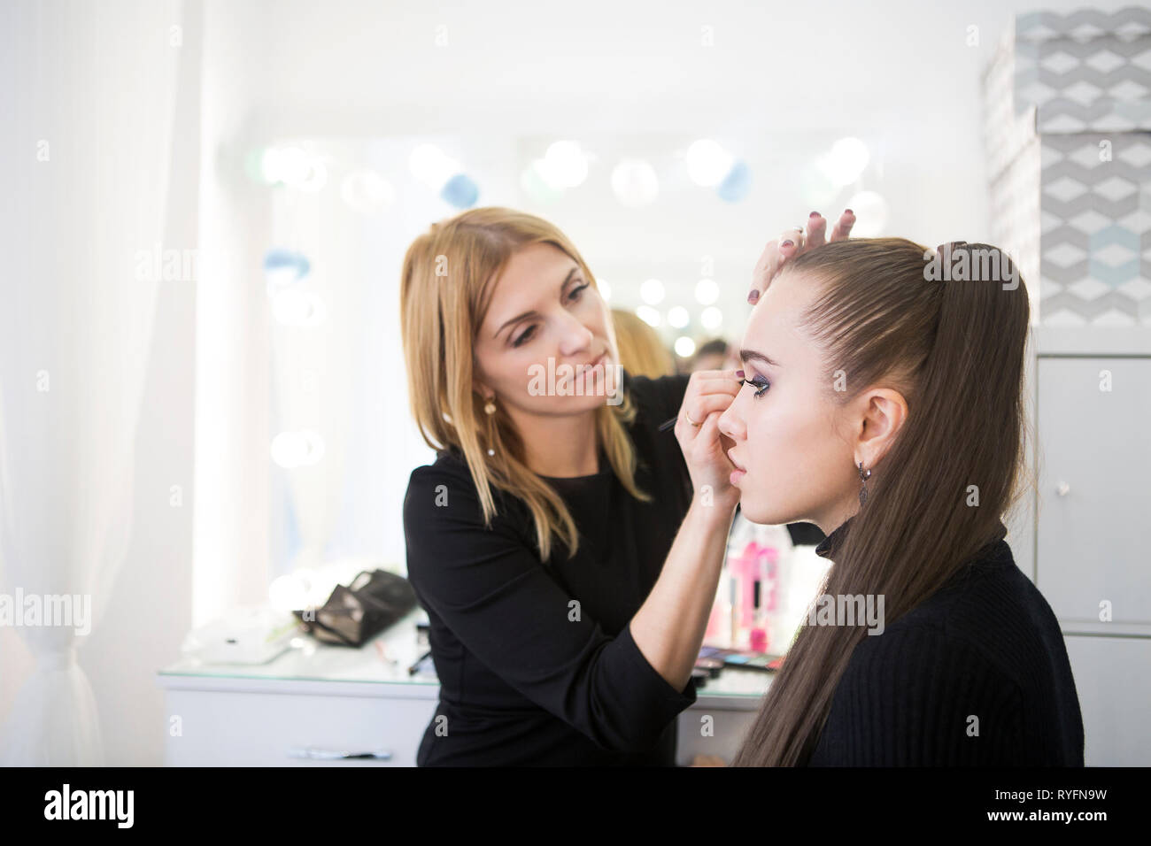 Professional Make up artist Tun im Beauty Salon. Nahaufnahme Stockfoto