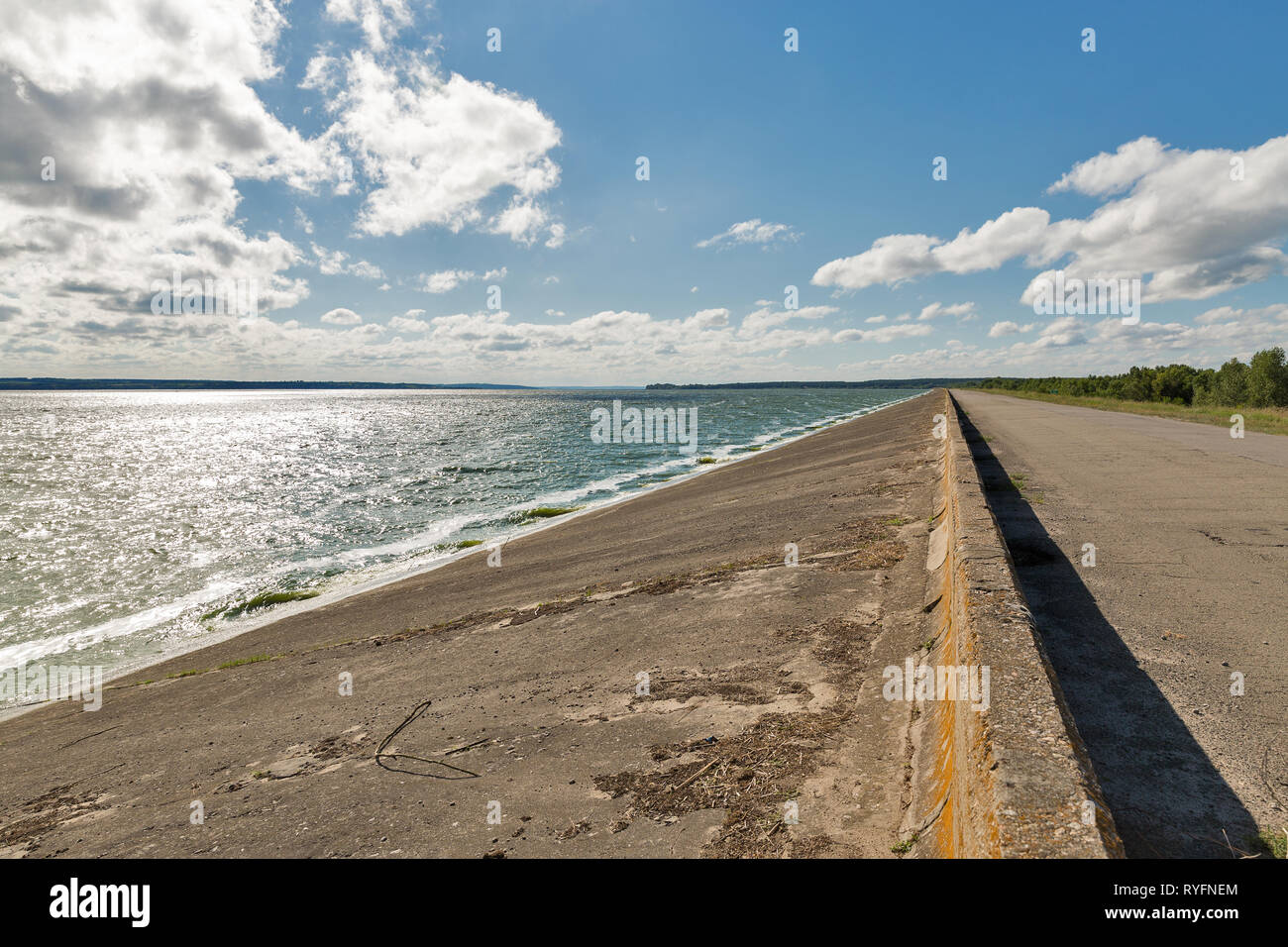 Kakhovka Wasserbehälter konkrete Ufer im Sommer, in der Ukraine. Stockfoto