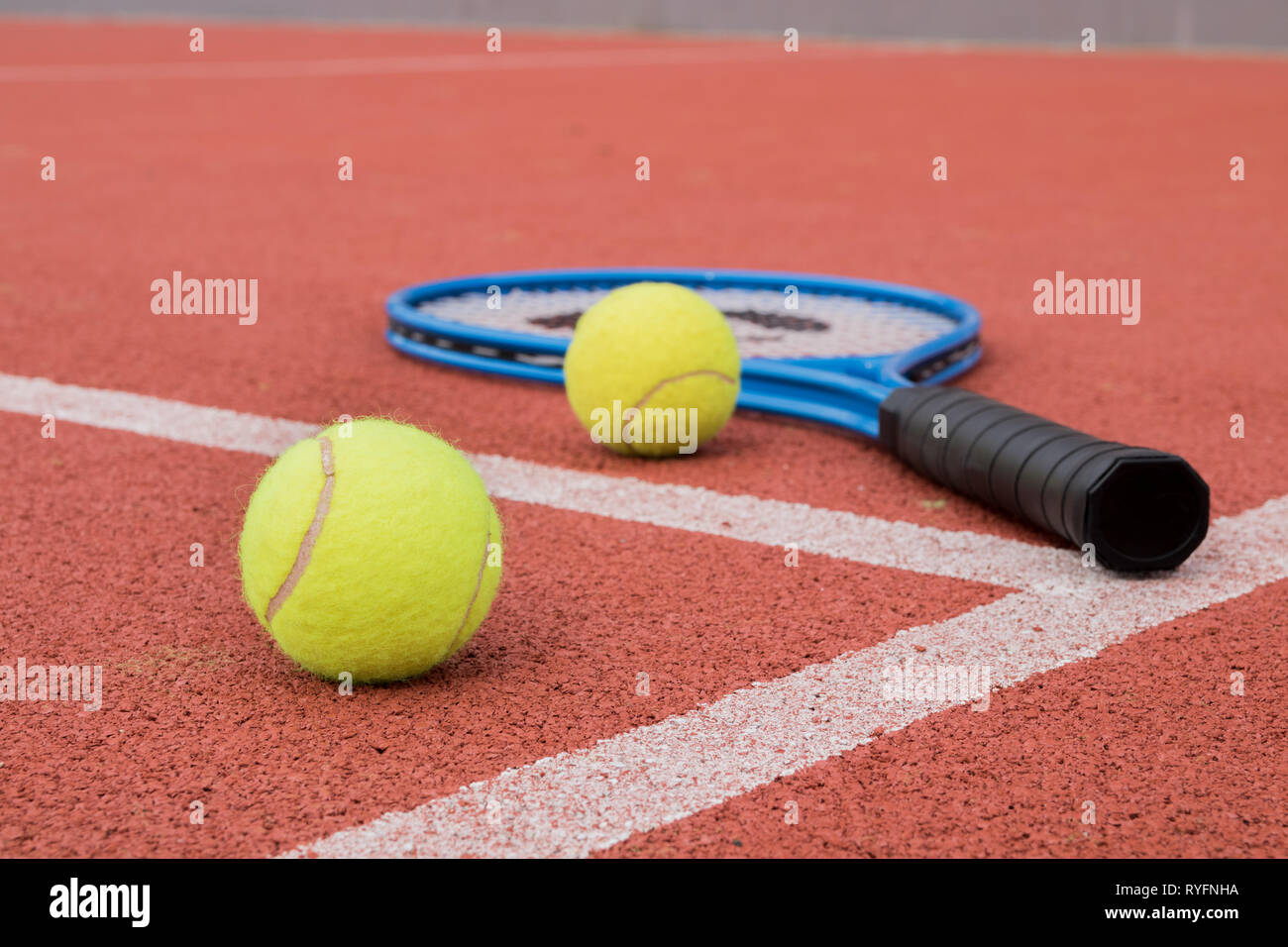 Tennis Bälle und Schläger auf Hartplatz weiße Linien Stockfotografie - Alamy