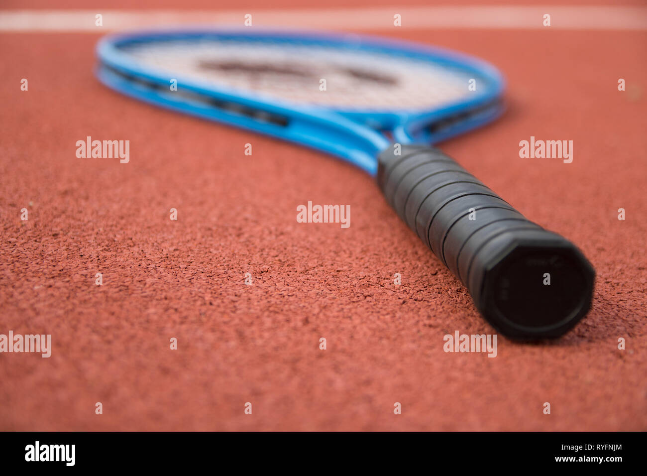 Tennisschläger auf Hard Court Stockfoto
