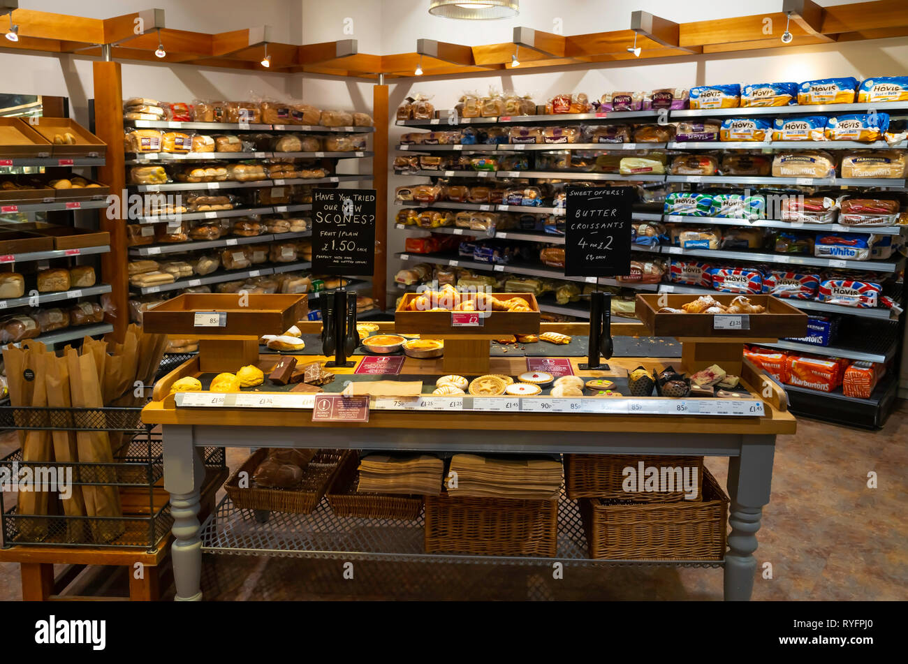 Eine allgemeine Ansicht der Anzeige der frisch gebackene Artisan Brot in Laubhütten Supermarkt Ripon North Yorkshire England Großbritannien Stockfoto