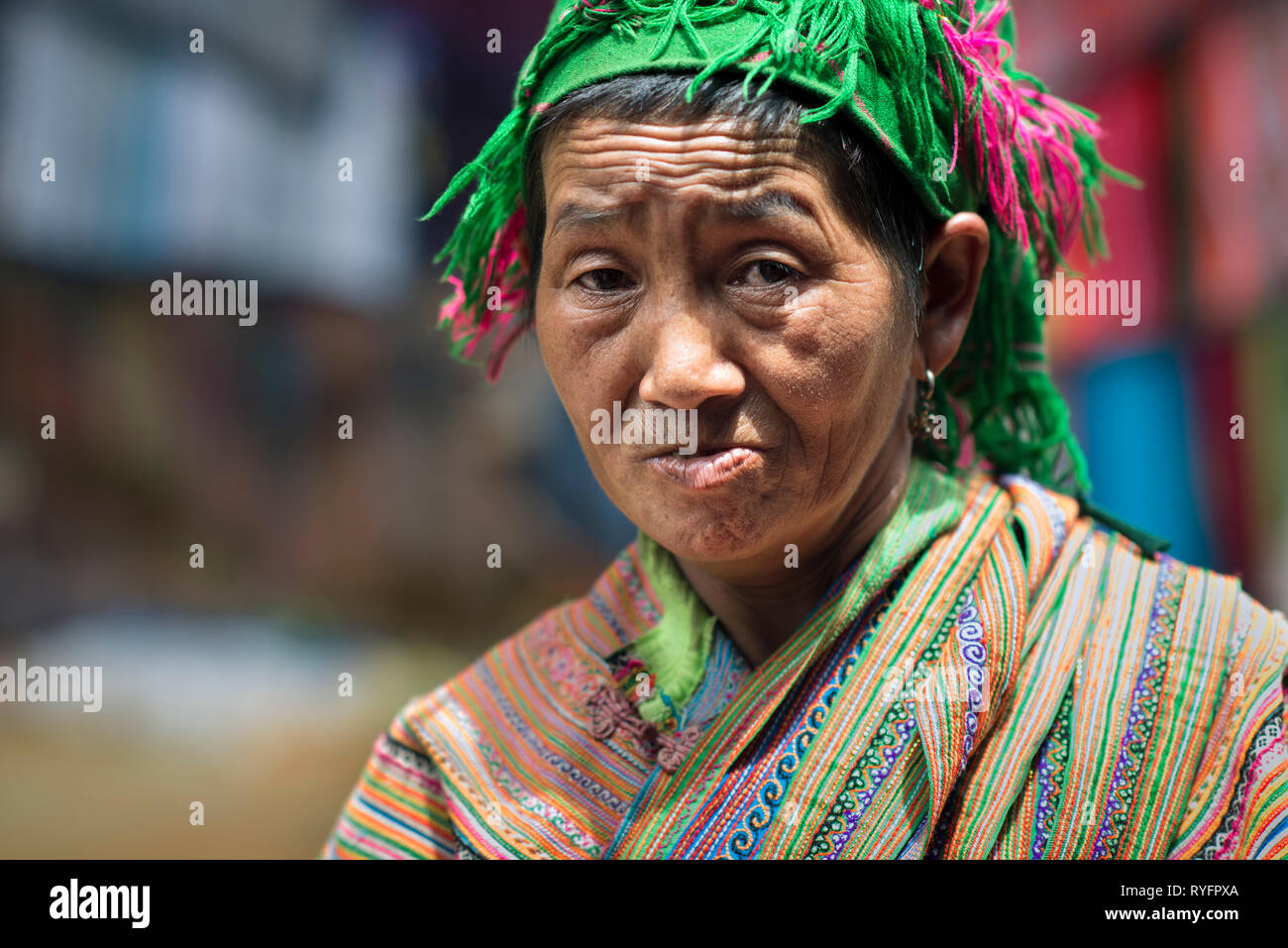 Bunte ethnische Flower Hmong Frauen in Bac Ha Markt. Blume H'mong ethnische Minderheit von Sapa, Lao Cai, Vietnam Stockfoto