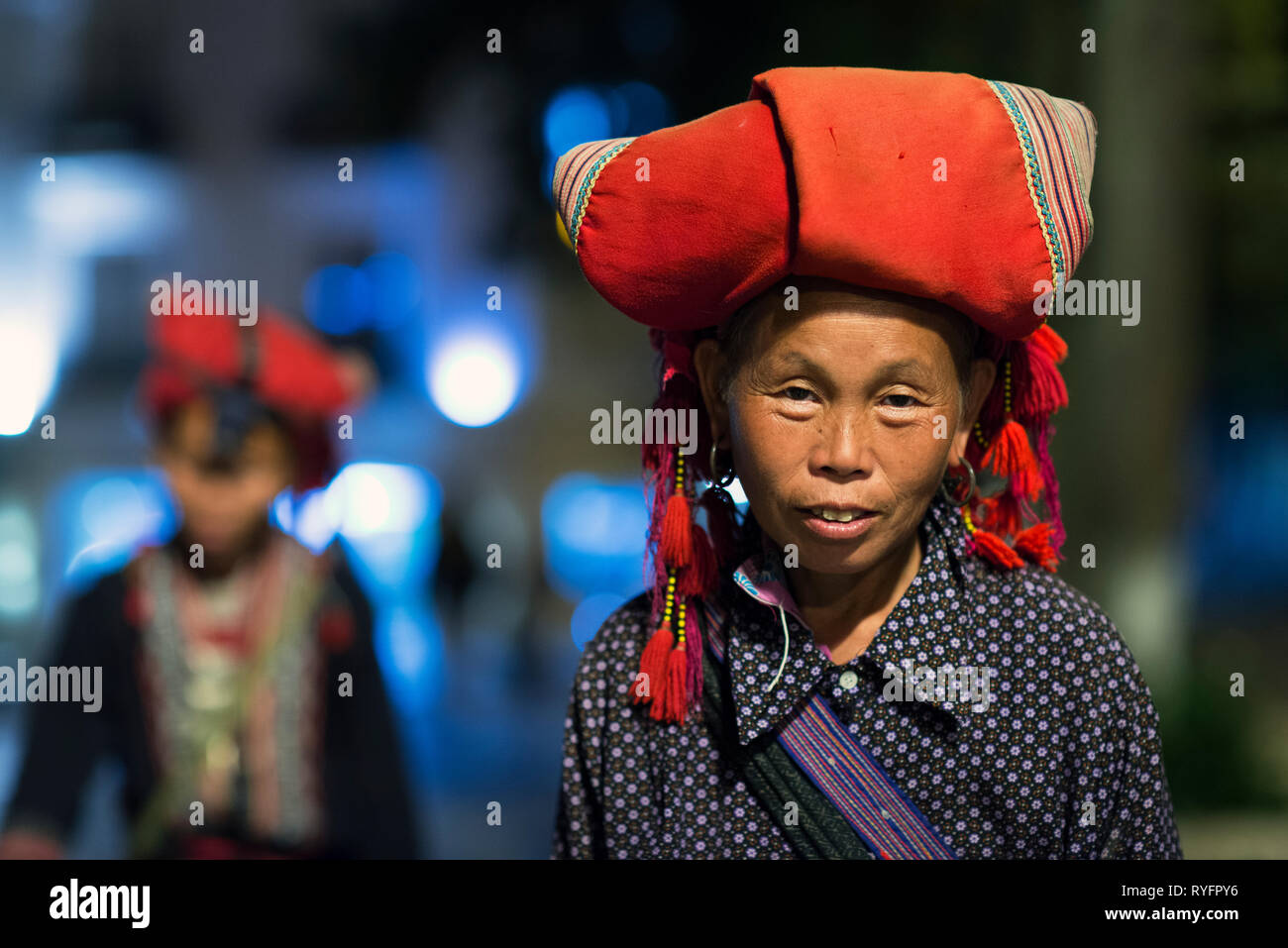 Ethnische Red Dao Frau in Bac Ha Markt. Red Dao ethnischen Minderheit von Sapa, Lao Cai, Vietnam Stockfoto