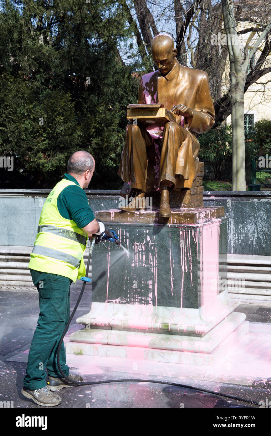 Handwerker Reinigung rosa Farbe von der Statue von Indro Montanelli in Giardini Pubblici Indro Montanelli Mailand Italien Stockfoto