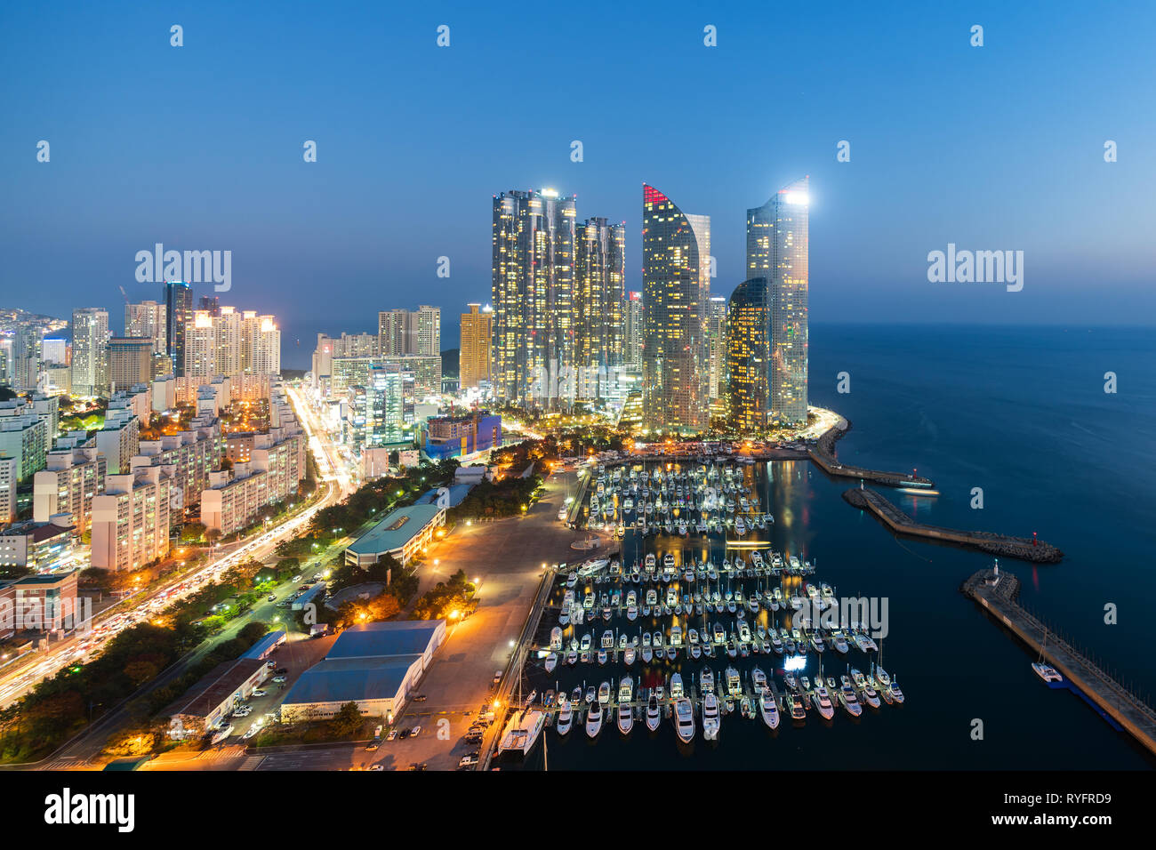Busan City Skyline Blick in Haeundae, gwangalli Strand mit yacht Pier in Busan, Südkorea. Stockfoto