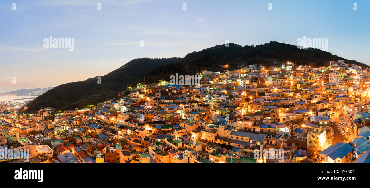 Panorama der Gamcheon Kultur Dorf in der Nacht in Busan, Südkorea. Stockfoto