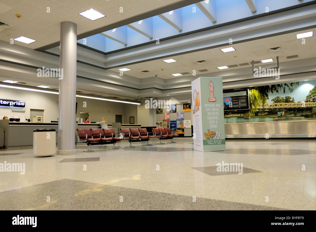 Leere Gepäckausgabebereich und Mietwagen Center, Innenraum der Waco Regional Airport in Waco, Texas, USA. Stockfoto