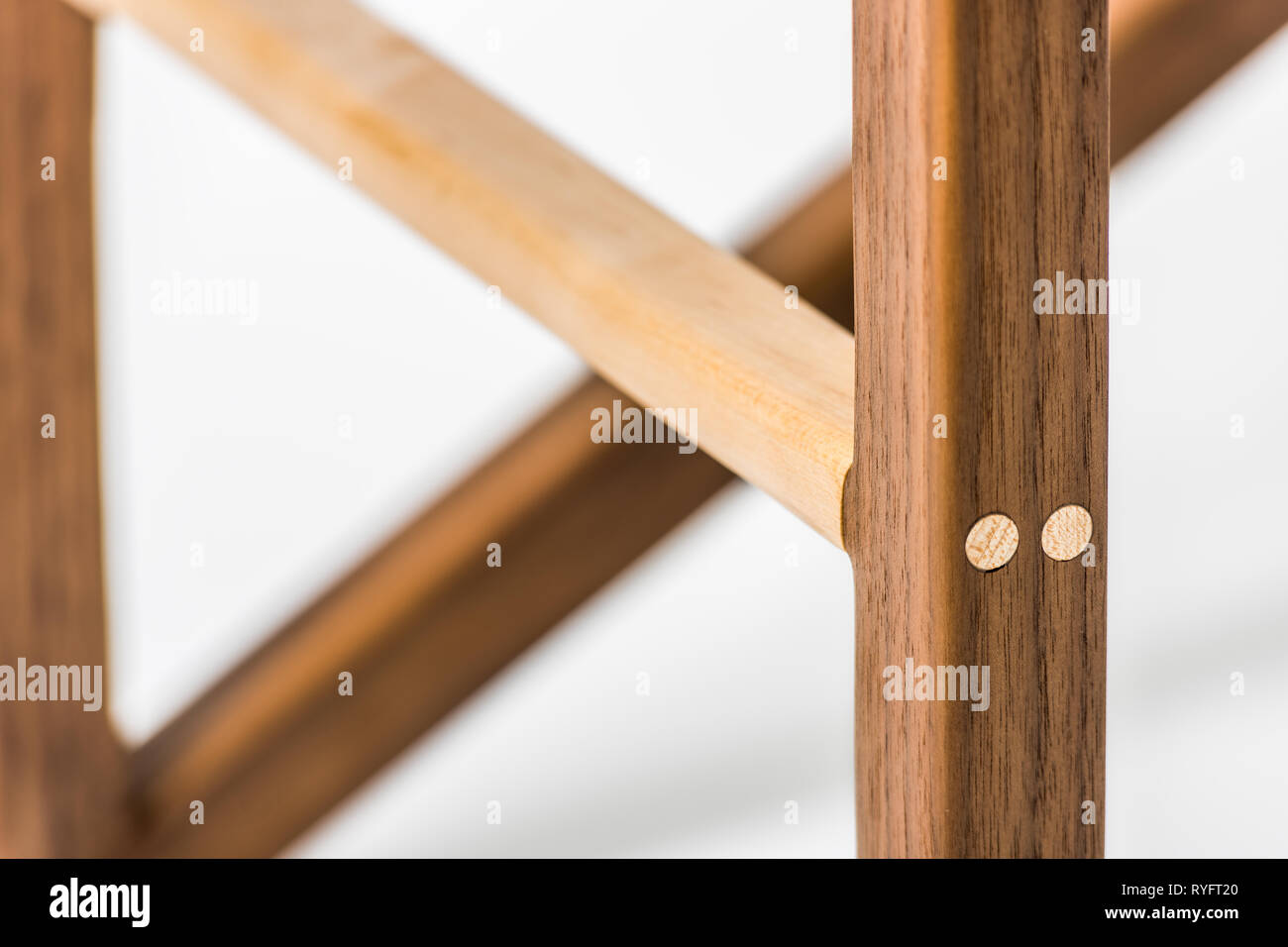 Individuell gefertigte Holzmöbel auf weißem Hintergrund Stockfoto