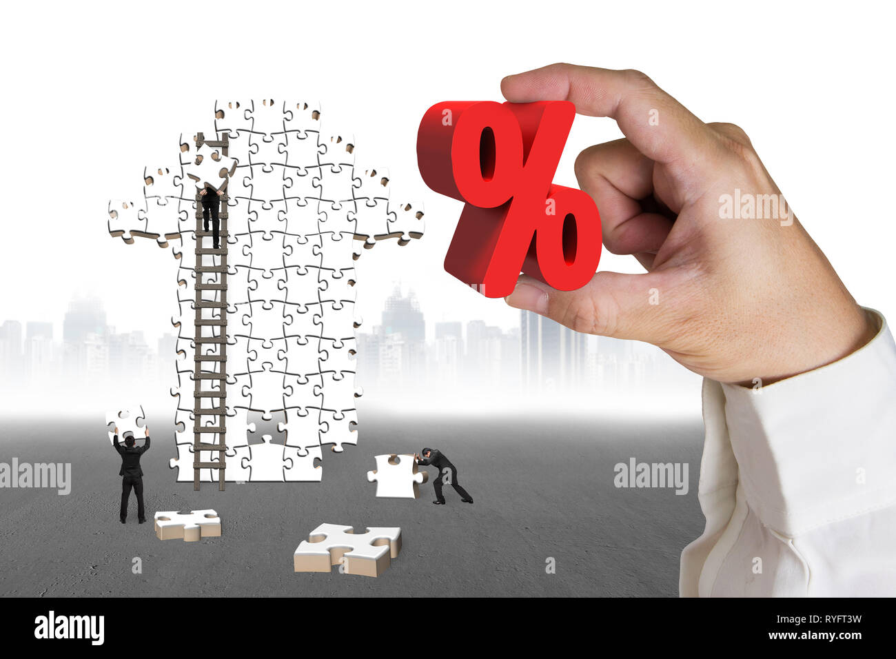 Hand, 3D Rot Prozentzeichen mit Geschäftsleuten Gebäude Pfeil Puzzle und grauen Masse Stadtbild Hintergrund Stockfoto