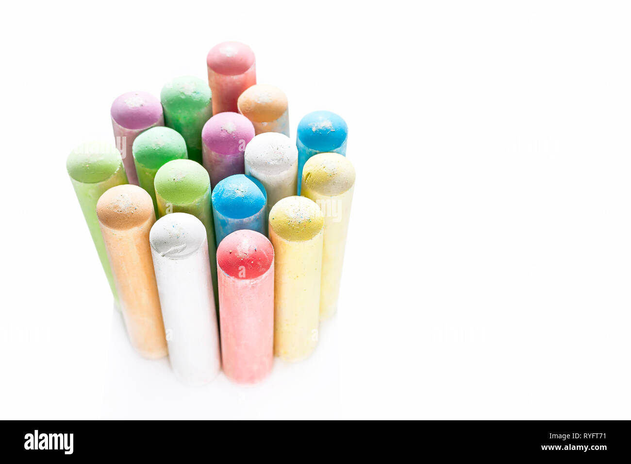 Jumbo Sidewalk Chalk, versch. Farben, Fett Tipps auf weißem Hintergrund. Von der Seite. Stockfoto