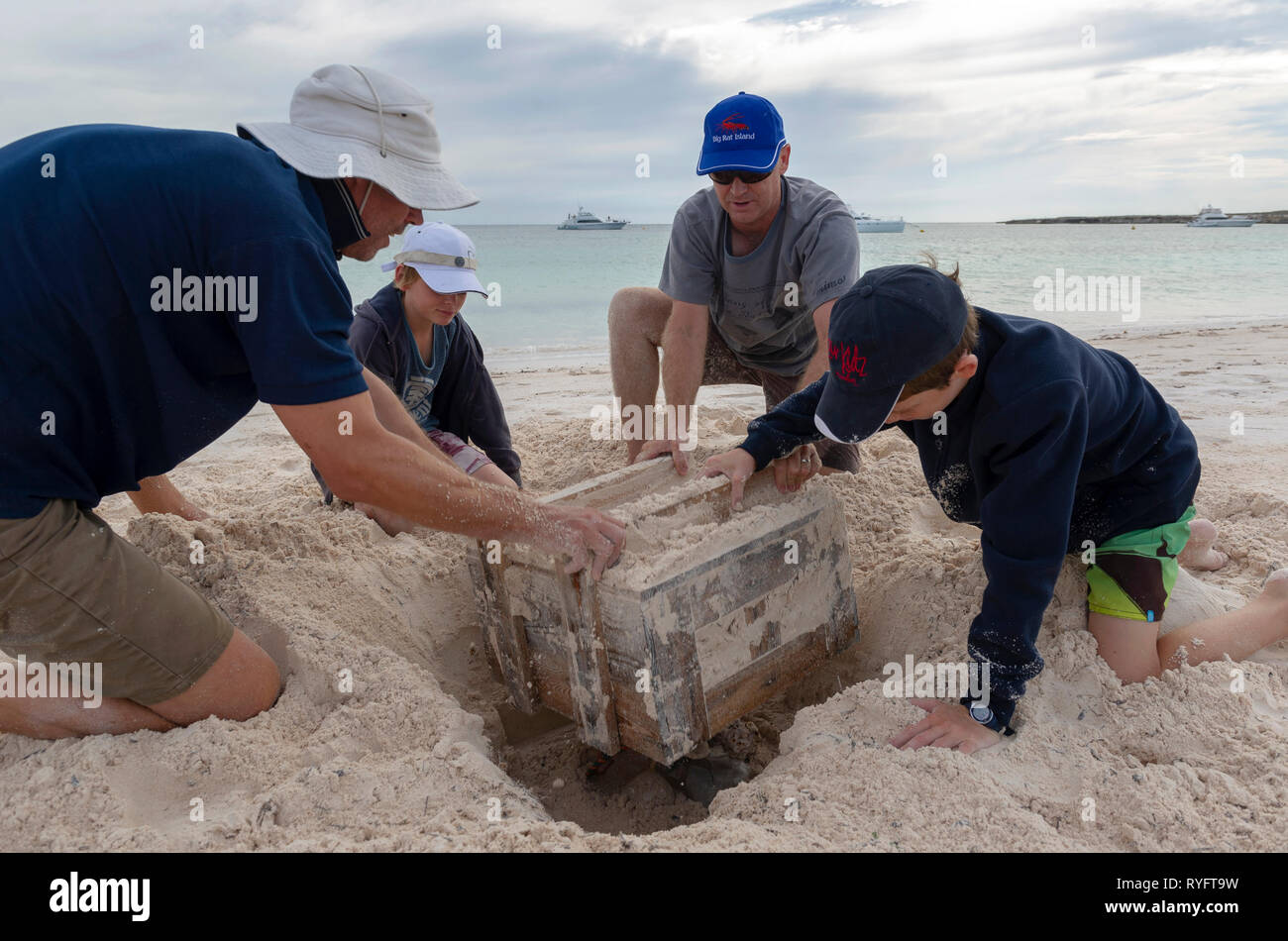 Die beiden Vater und ihre Söhne Diagnose 'Buried Treasure' an der Turtle Bay im Osten Wallabi Insel. Die Houtman Abrolhos Inseln liegen 60 Kilometer vor der Co Stockfoto