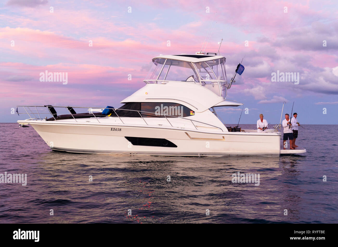 Freizeitfischer bei Sonnenuntergang auf Osten Wallabi Insel. Die Houtman Abrolhos Inseln liegen 60 Kilometer vor der Küste von Geraldton in westlichen Austral Stockfoto