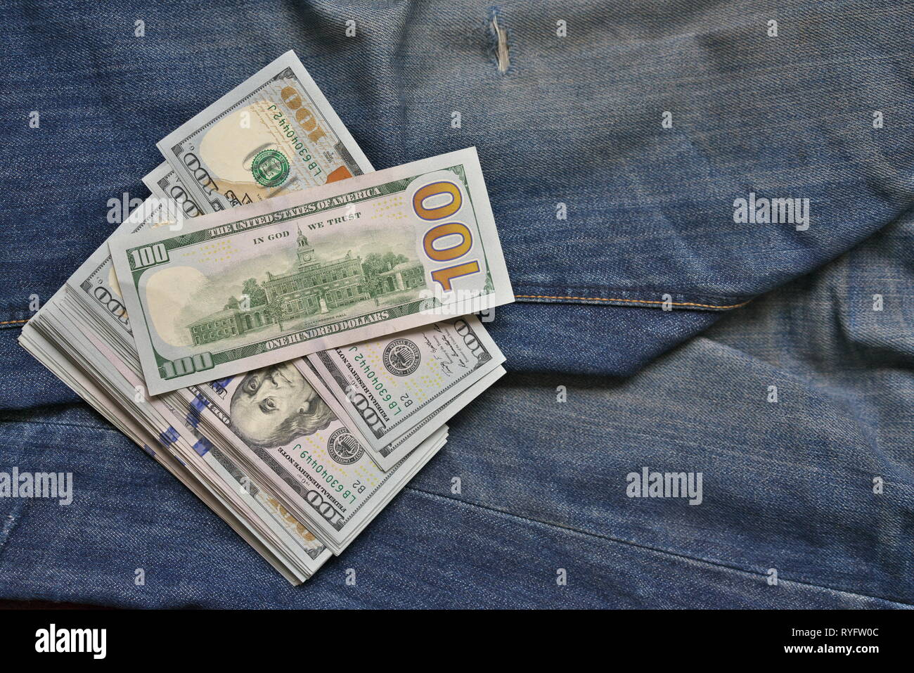 100 Amerikanischen Dollar Bill aus der blauen Jeans pocket klemmt. Stockfoto 100 Amerikanischen Dollar Bill aus der blauen Jeans pocket klemmt. Stockfoto
