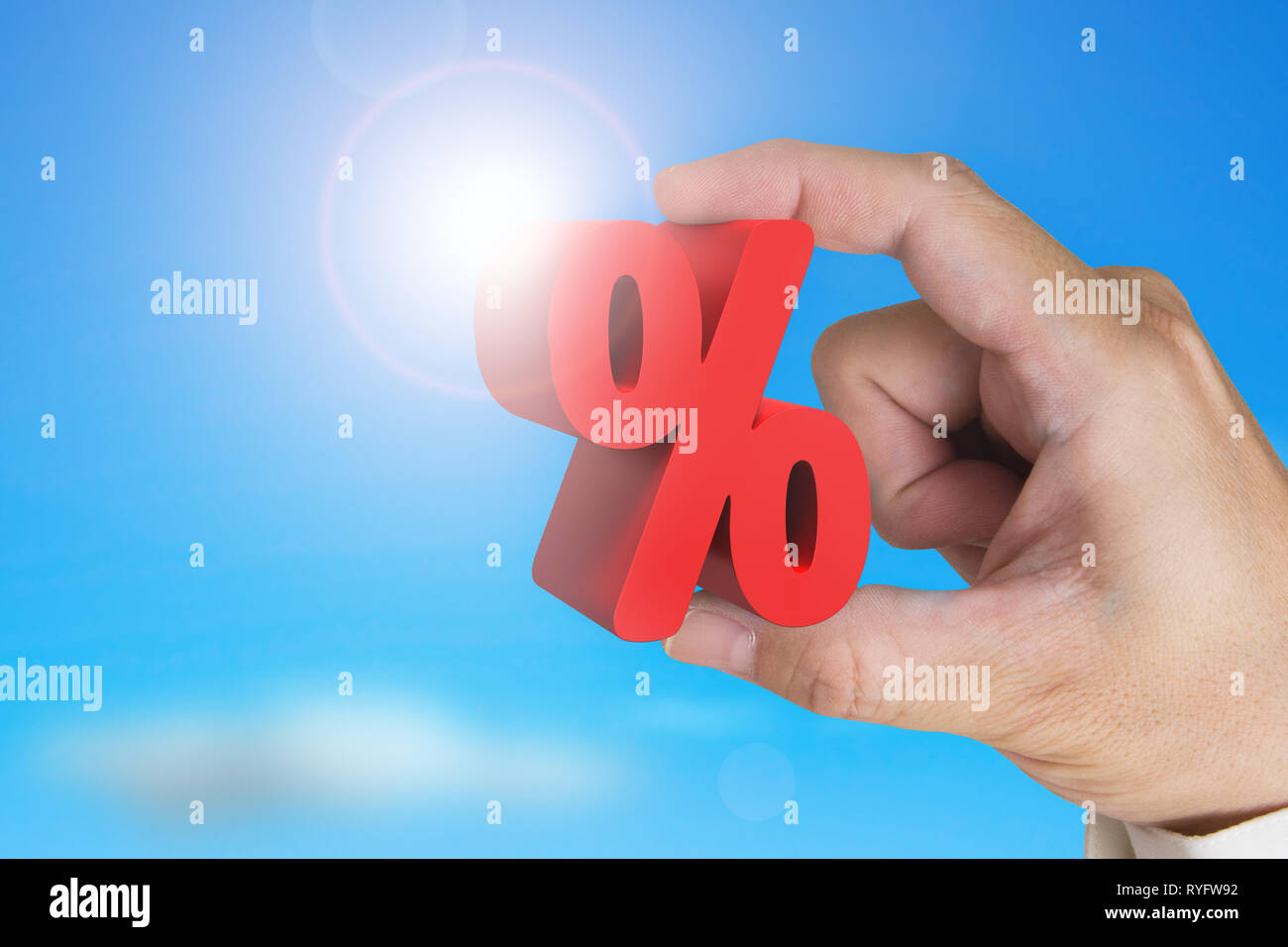 Hand, 3D Rot Prozentzeichen mit Sky Sonnenlicht Hintergrund Stockfoto