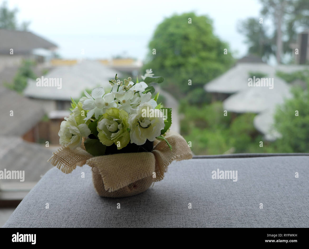 Mit Pflanzen Dekorieren Stockfotos Und Bilder Kaufen Alamy