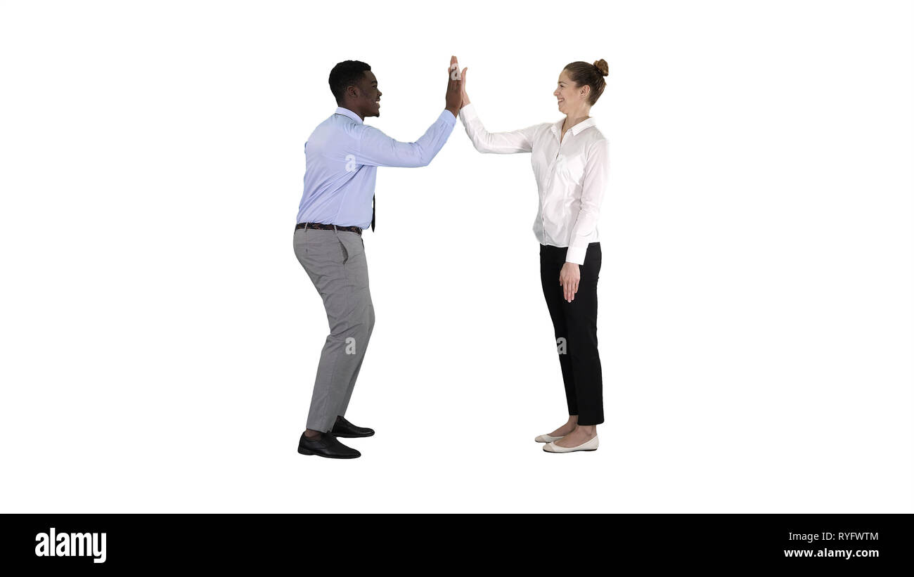 Junge Frau und ein junger Mann in formelle Kleidung geben hohe fünf auf weißem Hintergrund. Stockfoto