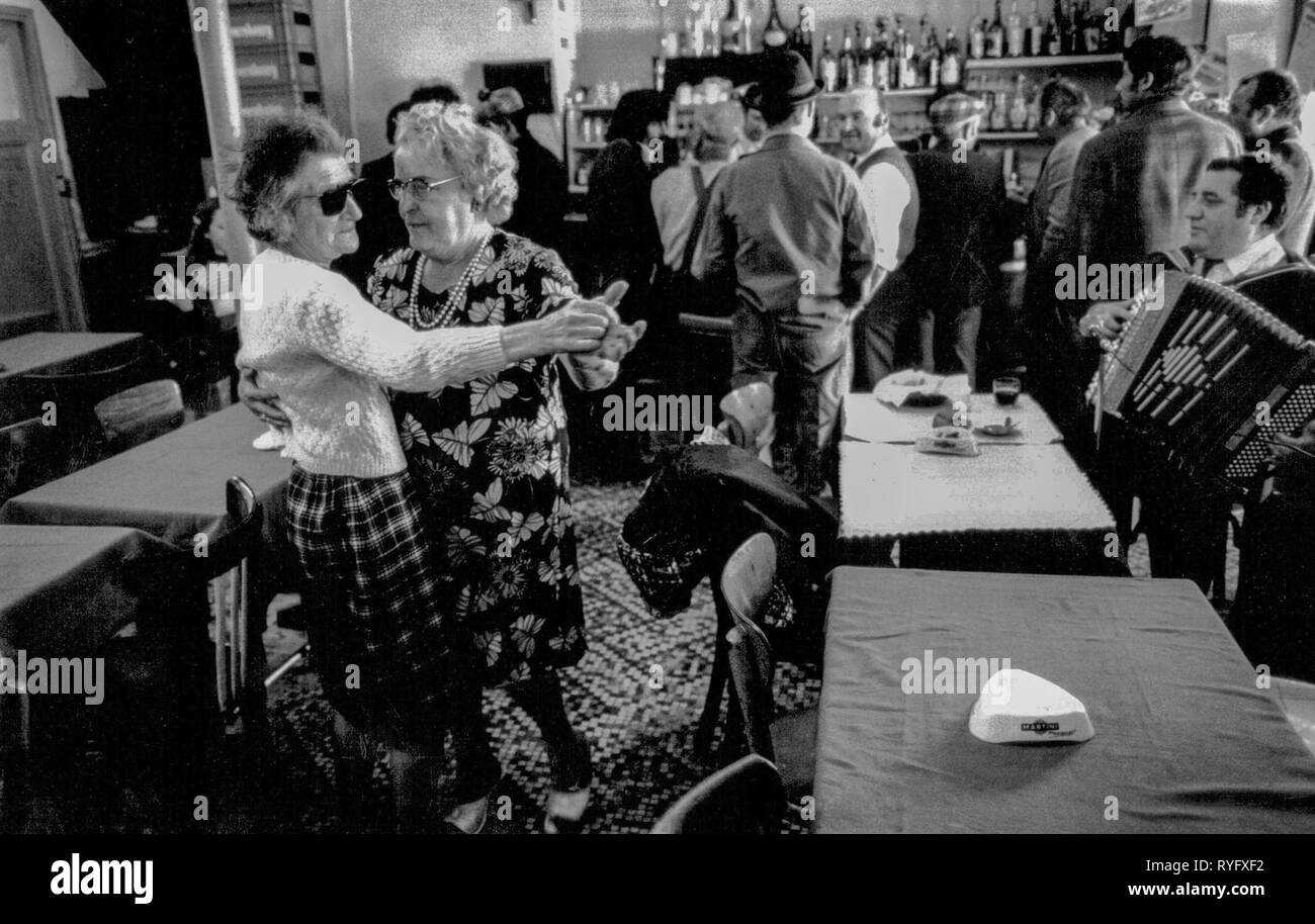 Tanzen im Café, Paris, Paris, Frankreich Stockfoto