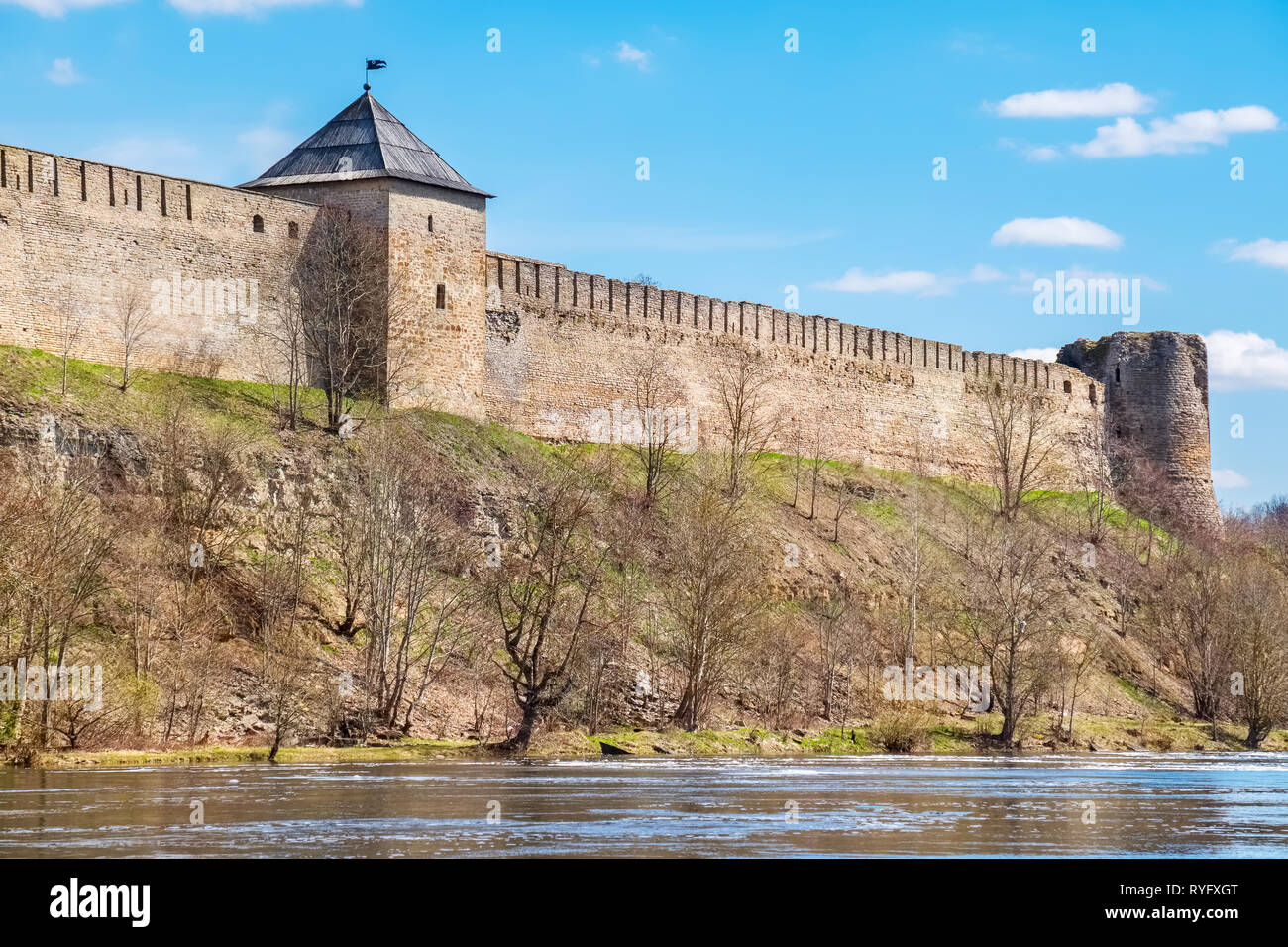ansicht-zu-ivangorod-festung-in-russland-stockfotos-und-bilder-kaufen