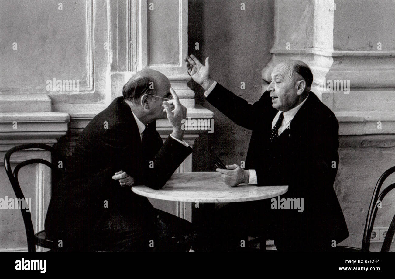 Männer diskutieren auf der Terrasse der Alten Oper, Frankfurt, Deutschland Stockfoto