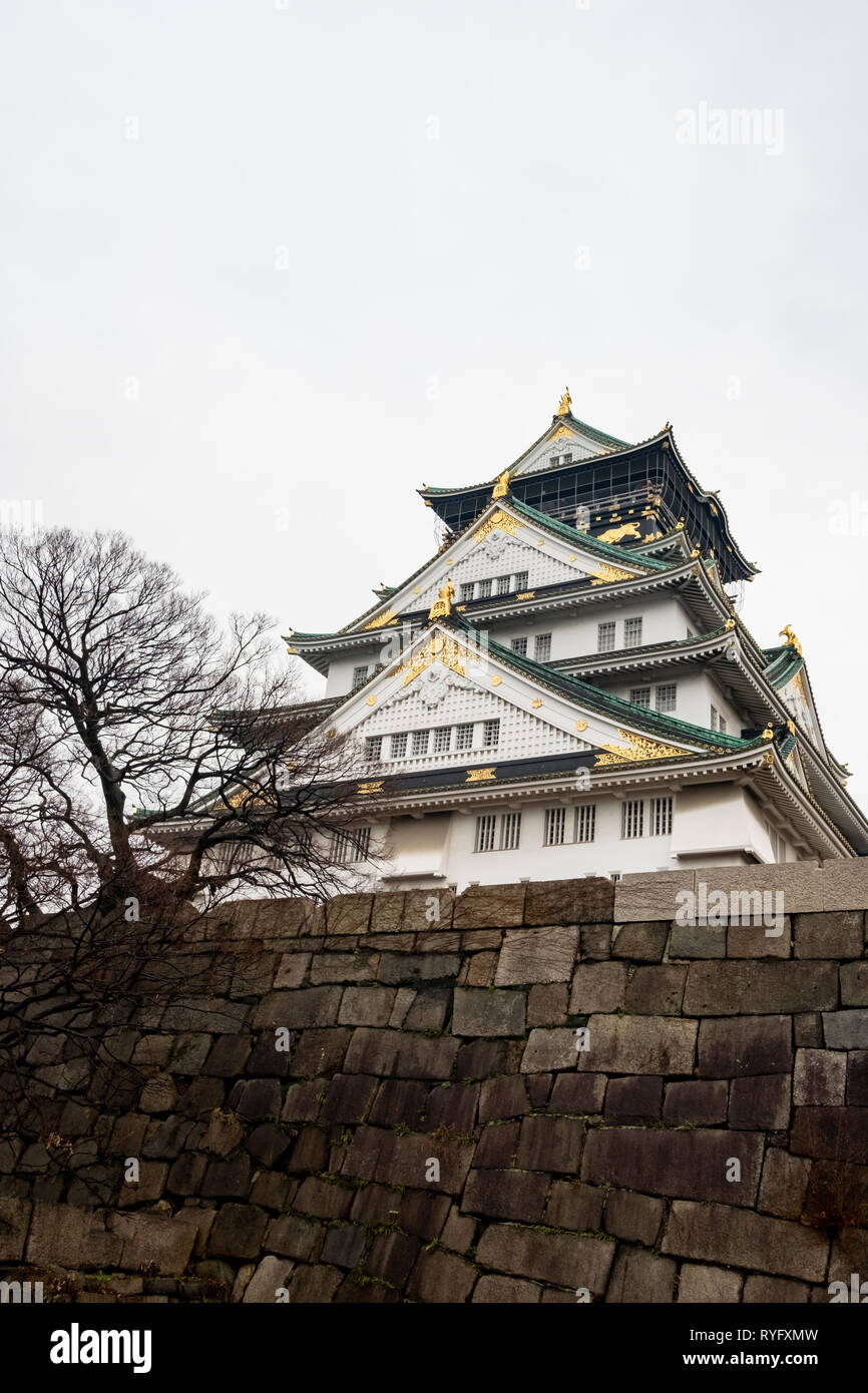Rekonstruierte Burg von Osaka, die als Museum dient. Das Schloss ist eines der bekanntesten Wahrzeichen Japans. Stockfoto
