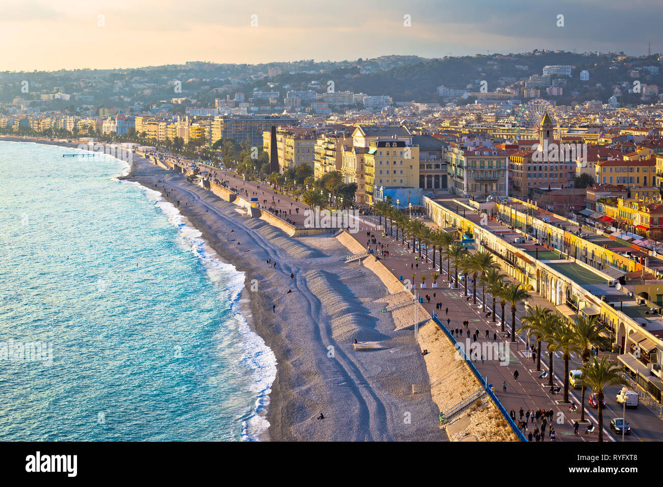 Stadt Nizza Promenade des Anglais am Wasser und Blick auf den Strand, Côte d'Azur, Alpes Maritimes Departement von Frankreich Stockfoto