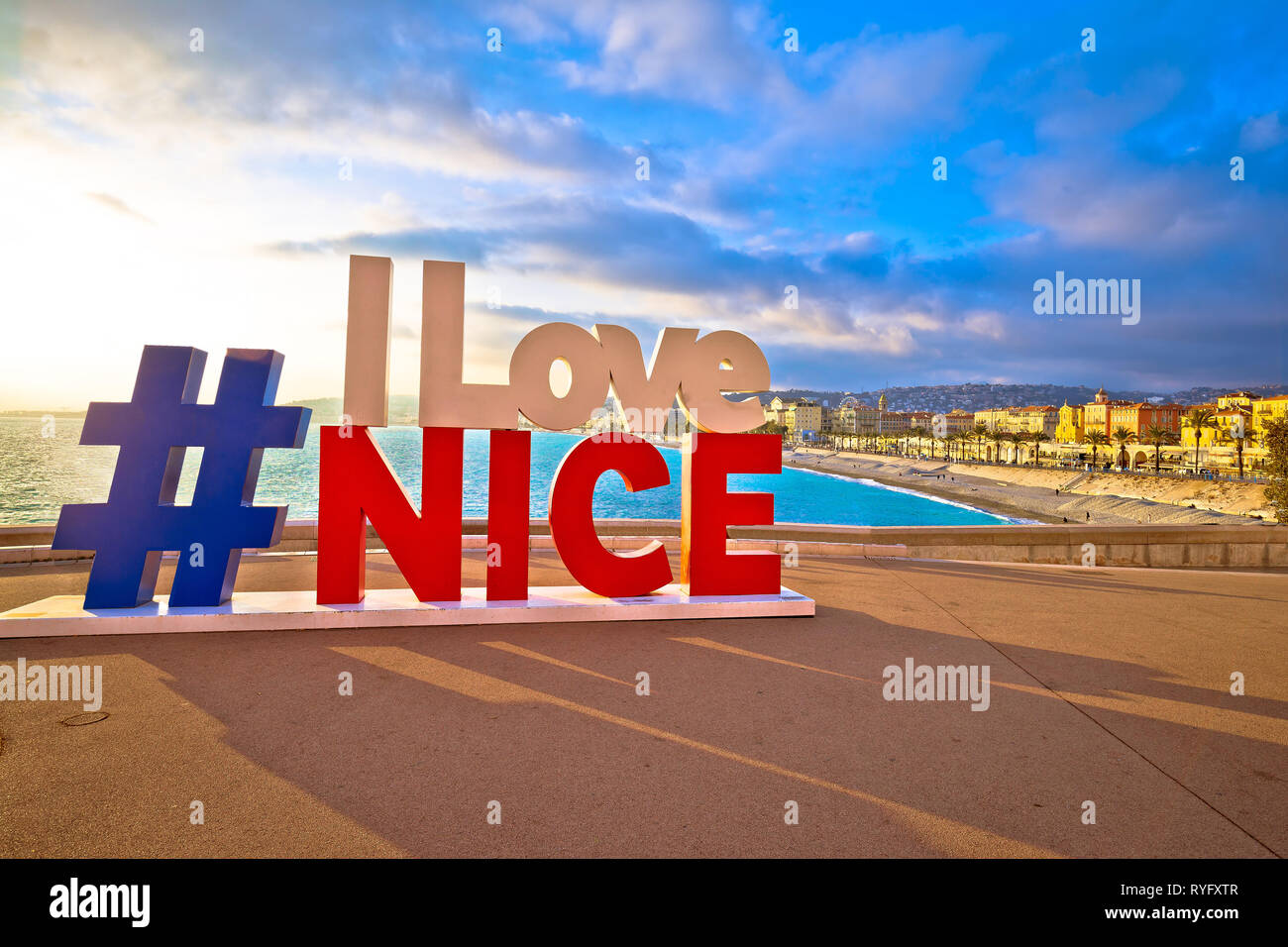 Nizza, Frankreich, 17. Januar 2019: Ich liebe schöne touristische Schild über Promenade des Anglais in Nizza, berühmte Reiseziel an der Cote d Azur, Franc Stockfoto
