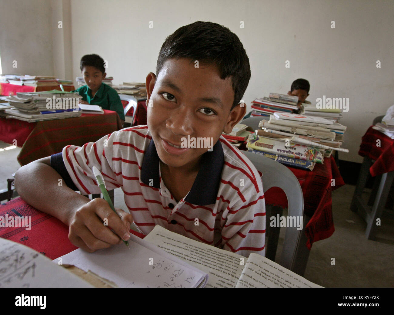 Bangladesch Junge von Garo tribal Minderheit in der Mission katholische Schule, Haluaghat, Mymensingh region Foto von Sean Sprague Stockfoto