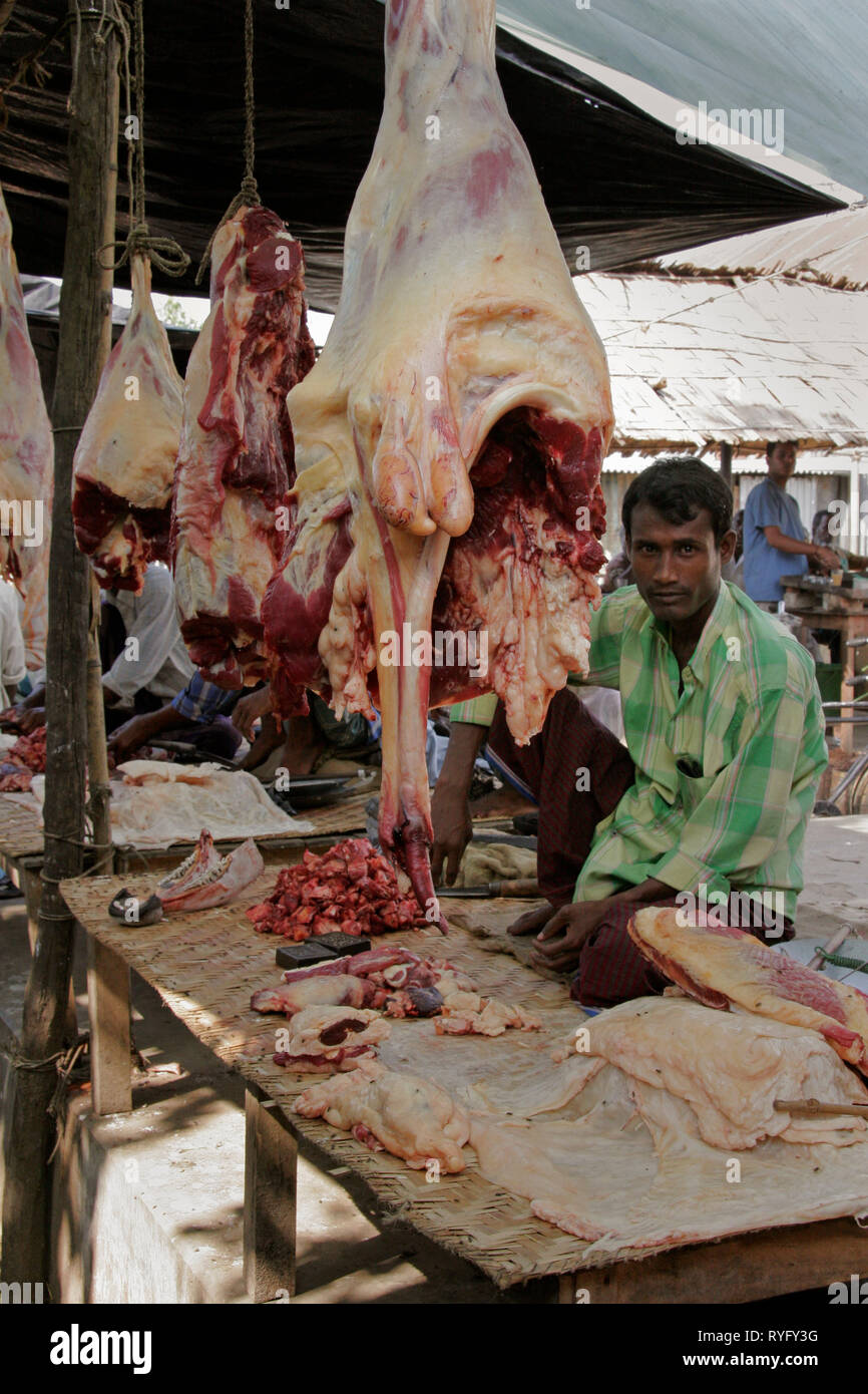 Bangladesch Fleisch Verkäufer. Markt Haluaghat, Mymensingh region Foto von Sean Sprague Stockfoto