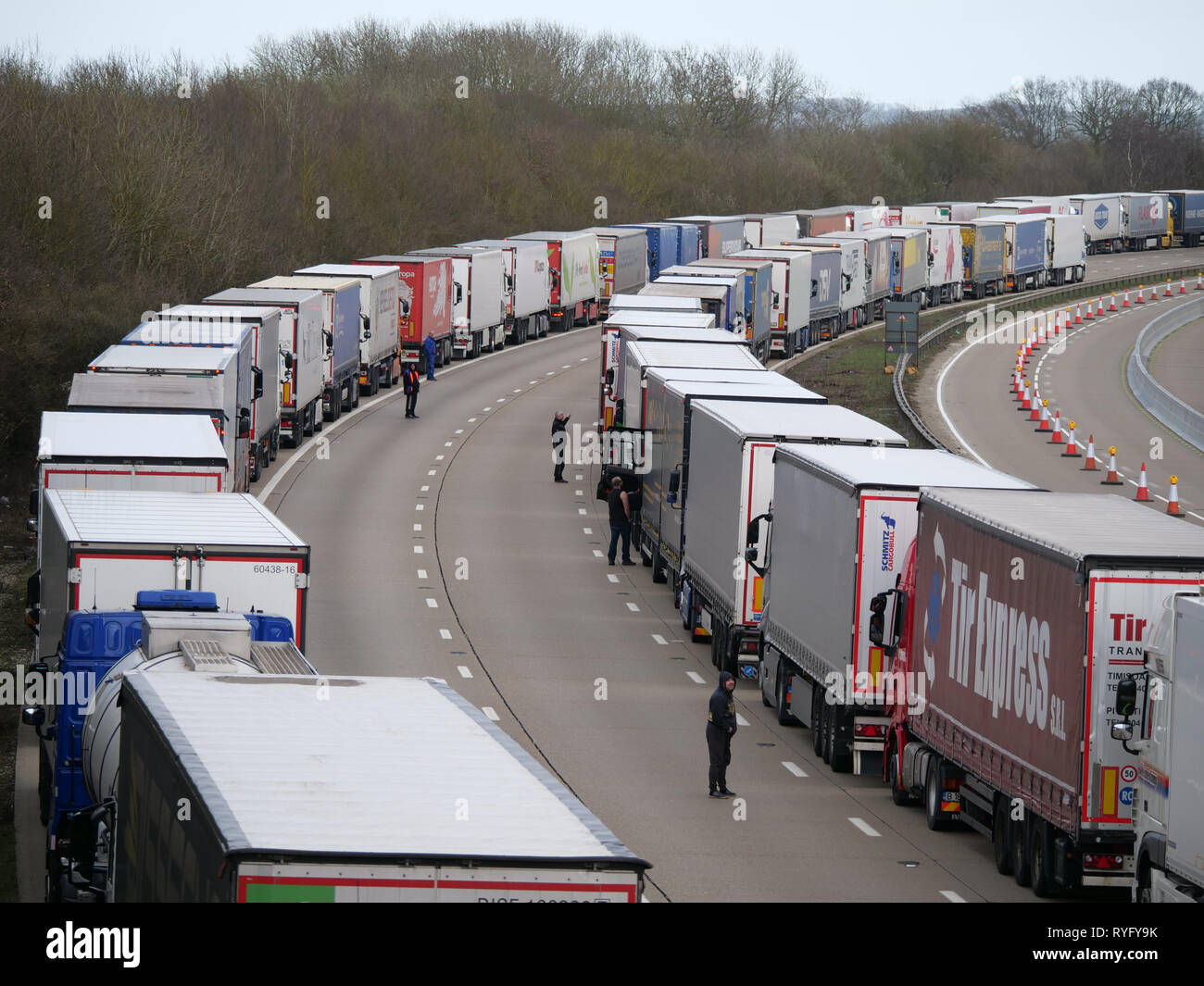 Polizei initiieren Betrieb auf der Autobahn M20, Ashford, Kent aufgrund von schwerwiegenden Verzögerungen am Kanal Grenzübergängen während Sturm Gareth stack. Stockfoto