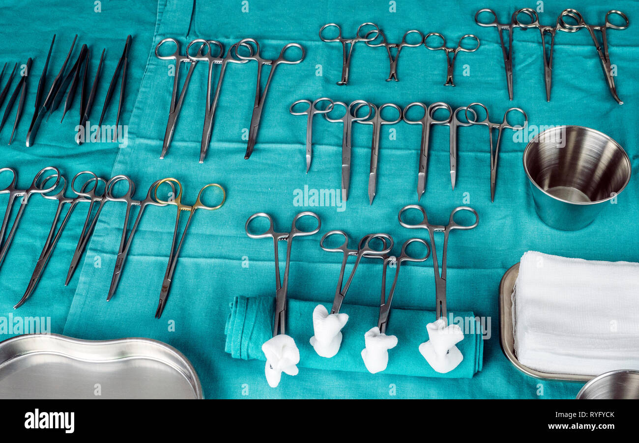 Chirurgische Schere mit torundas in einem Operationssaal, Zusammensetzung horizontale, konzeptionelle Bild Stockfoto